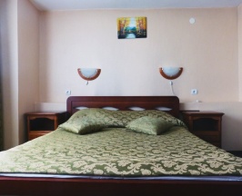 Трехкомнатный люкс с двуспальной кроватью в Металлург