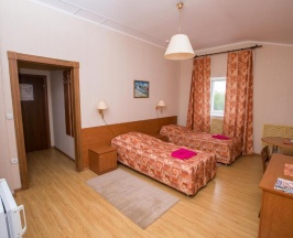 Номер стандарт с 2 односпальными кроватями и диваном (с завтраком) в Сура