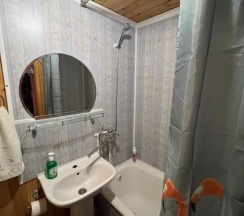 Коттедж с 1 двуспальной кроватью и 1 двухъярусной кроватью в Монастырская изба