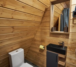 Двухместный коттедж с красивым видом из окна двуспальная кровать в Aframe-Village