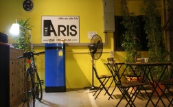 Кровать в общем номере в The Aris