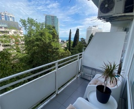 Трехместный номер с раздельными кроватями, открытым балконом и боковым видом на мореоре в Joy apartments