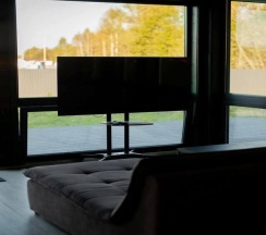 Большой дом Форест с чаном в окружении леса в Timeless