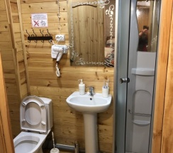 Коттедж с балконом и с красивым видом из окна в Events place