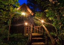 Трёхместная Tree House с видом на реку в Art's Riverview Lodge