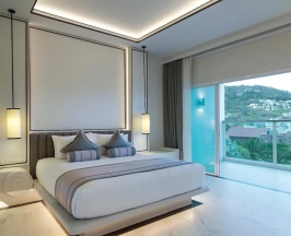 Двухместный номер Deluxe с балконом и с видом на бассейн двуспальная кровать в Chanalai Romantica Resort Kata Beach - Adults Only