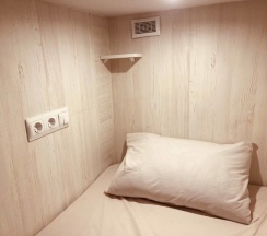 Капсула для отдыха и сна в женском блоке_нижний ярус в Zёbra House