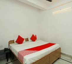 Двухместный номер Standard двуспальная кровать в OYO 14185 Laxmi Yellow Guest House