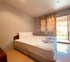Двухместный номер Standard с видом на сад двуспальная кровать в Baan Kasirin Resort Pattaya Beach