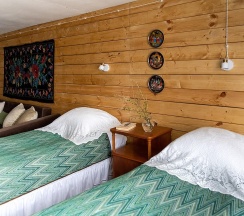 Коттедж стандарт с 2 односпальными и 1 двуспальной кроватью в Olafa Home