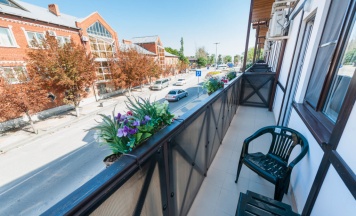 Трёхместный номер Classic с балконом в Парус