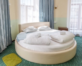 Двухместный Улучшенный номер с кроватью размера "queen-size" и видом на город в Алмаз