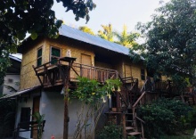 Шале c 1 комнатой в Golden Hut -Chill Bungalows in town黄金泰式传统独栋小屋