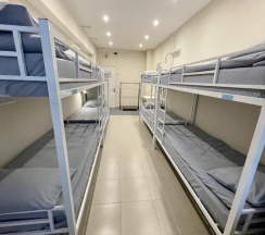 Кровать в 8-местном общем номере в Люкс-сон