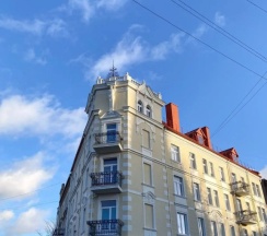Апартаменты с 2 комнатами в Квартира в знаменитом доме с Атлантом