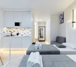 Двухместный номер Deluxe с балконом и с видом на город 2 отдельные кровати в Апартаменты Новые в Минск-Мир возле Avia mall