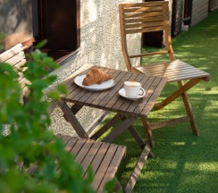 Апартаменты люкс с балконом для 5 гостей в V Hotel&Rooftop lounge