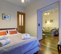 Номер люкс с 1 односпальной и 1 двуспальной кроватью в Давыдов