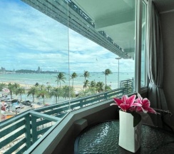 Двухместный номер Deluxe с частичным видом на море двуспальная кровать в The Beach Front Resort Pattaya  - SHA Plus