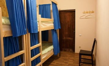 Кровать в общем 4-местном мужском номере в Christopher Hostel