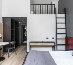 Двухуровневая студия с двумя двуспальными кроватями в Greenfeel Smolensk