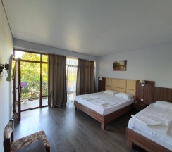 Трёхместный номер Superior с балконом в Guest house Meka