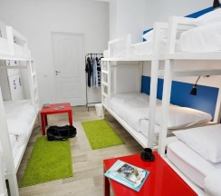 Кровать в 8-местном общем мужском номере в Maxi House