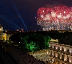 Панорамный угловой люкс  с 1 большой кроватью и видом на Адмиралтейство, Зимний Дворец, вид на крыши города(кондиционер) в Соло Панорама Дворцовая площадь
