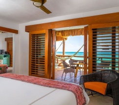 Двухместный Beach House Palapa двуспальная кровать в Shangri-la Caribe Beach Village Resort