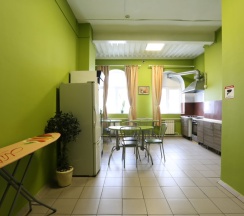 Кровать в общем номере с красивым видом из окна в Пётр первый