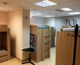 Кровать в общем номере с балконом в Хороший