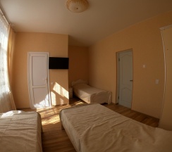 Трёхместный номер Standard с видом на внутренний двор в Ласточкино гнездо