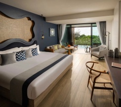 Двухместный люкс Deluxe с доступом в бассейн с балконом и с видом на море двуспальная кровать в Avista Grande Phuket Karon - MGallery