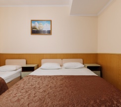 Апартаменты с отдельной спальней , кухней и видом на бассейн  до 3 гостей ( 1 этаж) в Дельфин парк