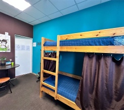 Кровать в общем 6-местном номере для мужчин и женщин в В Питере жить