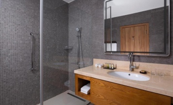 Двухместный room Deluxe двуспальная кровать в Отель DoubleTree by Hilton Almaty