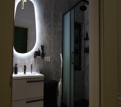 Большой дом Форест с чаном в окружении леса в Timeless