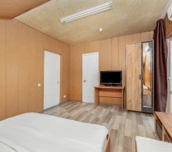 Пятиместные апартаменты с 2 комнатами с балконом и с видом на горы в Green rent