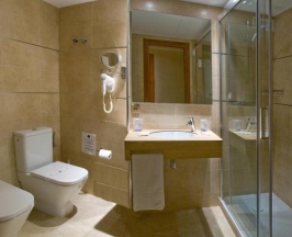 Двухместный номер с видом на бассейн двуспальная кровать в Hotel Helios Lloret