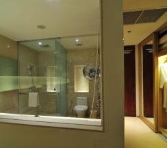 Четырёхместный номер Pool Access Sunset Deluxe с балконом в Phuket Graceland Resort And Spa
