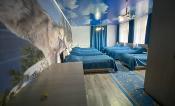 Кровать в общем номере с красивым видом из окна в California