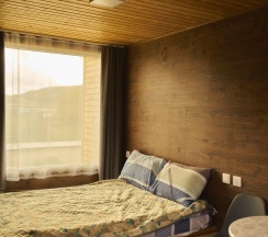 Барнхаус Wood с двуспальной кроватью в Kovcheg 51
