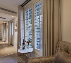 Двухместный люкс с балконом двуспальная кровать в The Drisco Hotel Tel Aviv - Relais & Chateaux