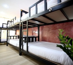 Кровать в общем номере с балконом и с красивым видом из окна в Thai Cat Hostel BB Bangkok