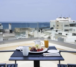 Двухместный номер Deluxe с балконом (двуспальная кровать) в Ibis Styles Heraklion Central