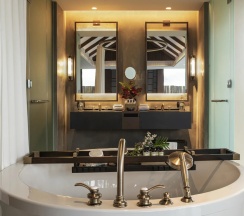Двухместная вилла Luxury Pool Beachfront c 1 комнатой Sea view двуспальная кровать в Pullman Khao Lak Katiliya Villas