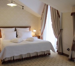 Номер полулюкс делюкс с 1 двуспальной кроватью в Барский флигель