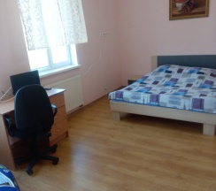 Коттедж с балконом и с красивым видом из окна в Малинка