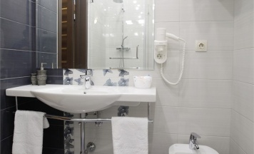 Стандарт с двумя полутороспальными кроватями и диваном в Old town hotel