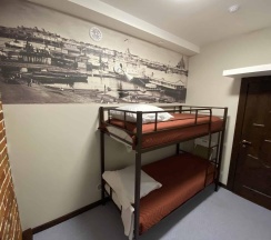 Кровать в 2-местном общем номере №3 в Стрежень